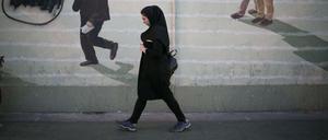 Das iranische Regime geht regelmäßig gegen Frauen vor, die sich nicht „züchtig“ kleiden.