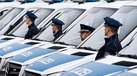 Polizisten sind am 25.01.2016 im Lustgarten in Potsdam (Brandenburg)