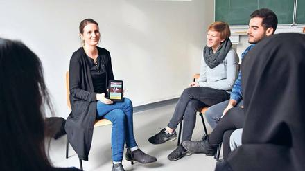 App an die Uni. Unternehmerin Diana Knodel programmiert mit Lehramtsstudierenden. 