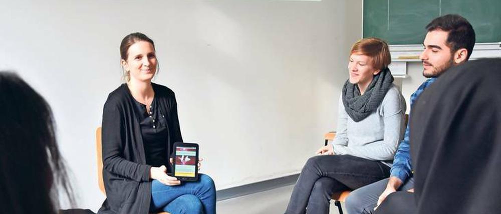 App an die Uni. Unternehmerin Diana Knodel programmiert mit Lehramtsstudierenden.