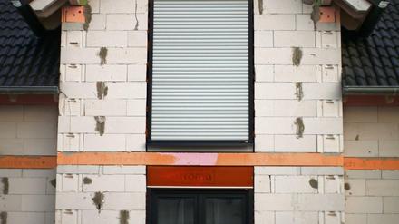 Völlig fertig - sind private Bauherren oft, noch bevor das Haus fertiggestellt ist. Das soll das neue Vertragsrecht künftig verändern. 