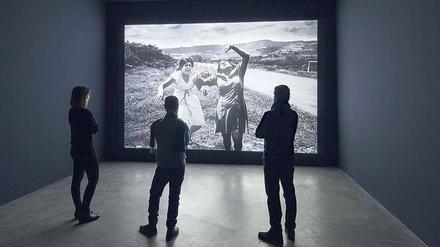 Zwei Töchter in Nicaragua beweinen den Mord an ihrem Vater. Ein Bild der Installation "Shadows".