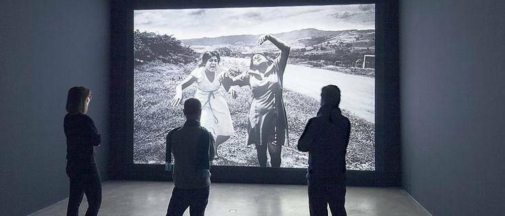 Zwei Töchter in Nicaragua beweinen den Mord an ihrem Vater. Ein Bild der Installation "Shadows".