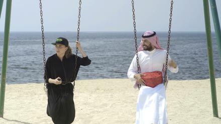 Ungleiches Paar. Die Youtuberin Bibi (links, Fatima Al Banawi) und der städtische Ordnungsbeamte Barakah (rechts, Hisham Fageeh).