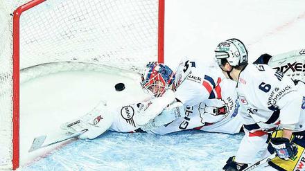 Volle Streckung. Die Niederlage in Spiel eins in Mannheim konnte Petri Vehanen nicht verhindern. Aber das unglückliche 3:4 hat er inzwischen abgehakt. 