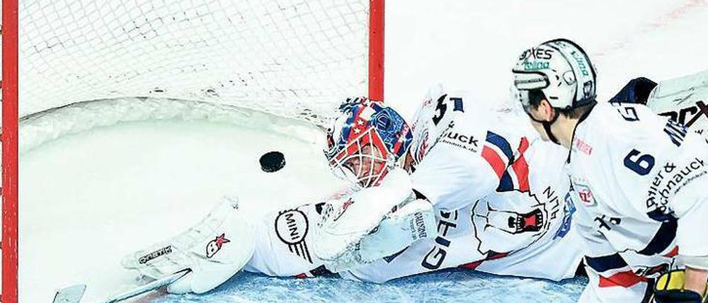 Volle Streckung. Die Niederlage in Spiel eins in Mannheim konnte Petri Vehanen nicht verhindern. Aber das unglückliche 3:4 hat er inzwischen abgehakt.