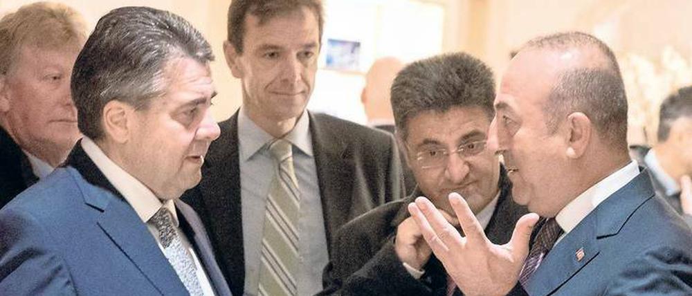 Bemühter Umgang. Türkeis Außenminister Cavusoglu (rechts) begleitet Gabriel zum Nebenausgang des Hotels Adlon. 