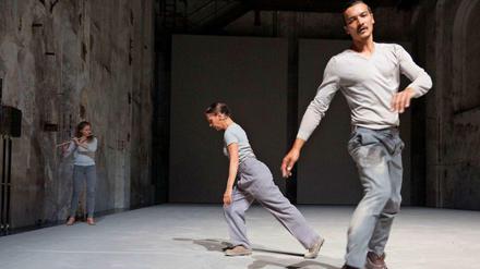 Tänzer Michaël Pomero (vorne) im Duett mit Anne Teresa de Keersmaeker (links). Flötistin Chryssi Dimitriou (hinten) entlockt ihrem Instrument fauchende und säuselnde Geräusche.