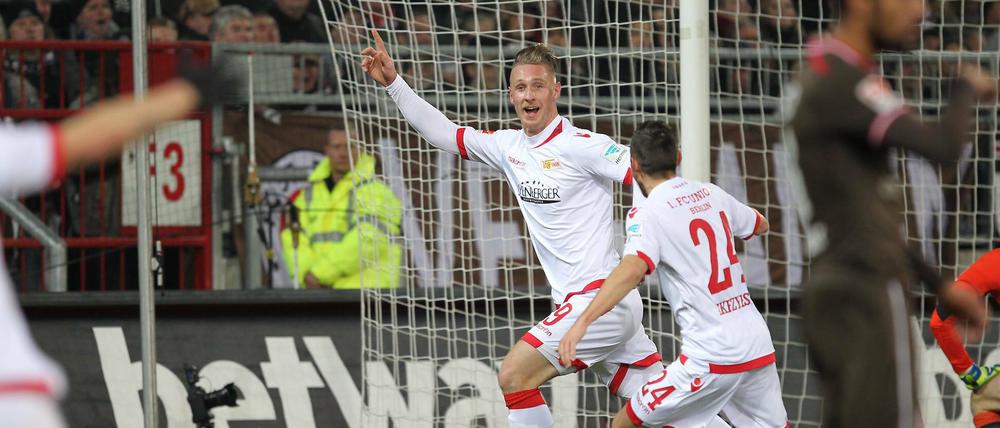 Torschütze Sebastian Polter feiert seinen Treffer zum 1:0.