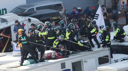 Unterstützer der ehemaligen Präsidentin Südkoreas, Geun Hye, demonstrieren in Seoul. 