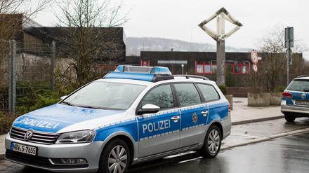 Am Mittwoch durchsuchen Ermittler ein Gymnasium im nordrhein-westfälischen Wetter. Marcel H. finden sie nicht.