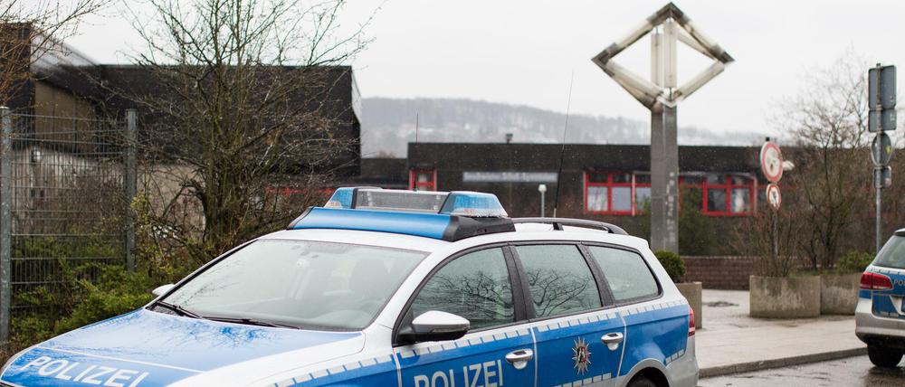 Am Mittwoch durchsuchen Ermittler ein Gymnasium im nordrhein-westfälischen Wetter. Marcel H. finden sie nicht.