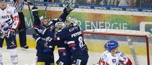 Darin Olver, Bruno Gervais und Nicholas Petersen bejubeln einen Treffer der Eisbären.