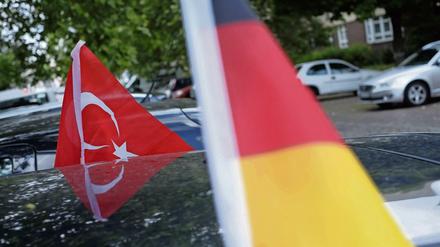 Geht doch beides. Bei großen Fußballturnieren werden doppelte Identitäten sichtbar. 