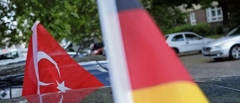 Geht doch beides. Bei großen Fußballturnieren werden doppelte Identitäten sichtbar. 
