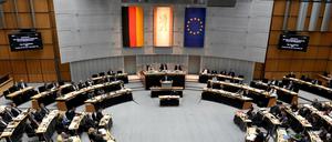 SPD, Linke und Grüne verteidigten am Donnerstag im Abgeordnetenhaus die Bennenung von Lütke Daldrup zum neuen Geschäftsführer des BER.