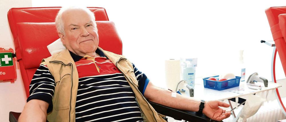 Peter Eichelmann hat sich allein fürs DRK mehr als 100 Mal Blut lassen.