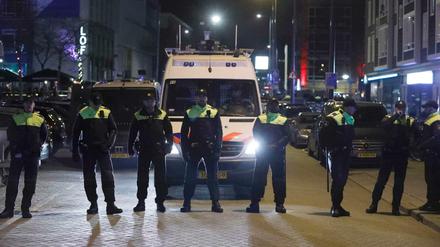 Polizei blockierte die Straße vor dem türkischen Konsulat in Rotterdam, wo sich Demonstranten versammelten. 