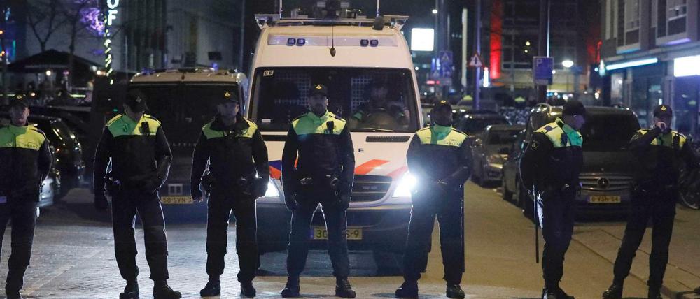 Polizei blockierte die Straße vor dem türkischen Konsulat in Rotterdam, wo sich Demonstranten versammelten.