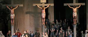 Fotoprobe zu den Oberammergauer Passionsspielen 2010. Frederik Mayet hängt als Jesus (M) am Kreuz.