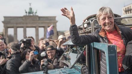 Bejubelt und fotografiert wie ein Star. Heidi Hetzer und Oldtimer Hudo am Brandenburger Tor.