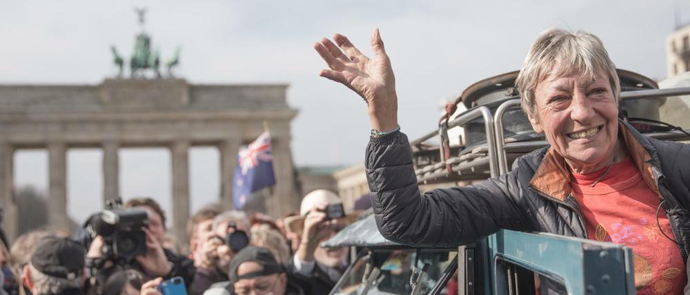 Bejubelt und fotografiert wie ein Star. Heidi Hetzer und Oldtimer Hudo am Brandenburger Tor.