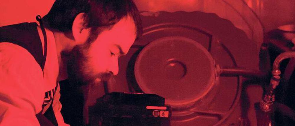 Zauber des Rotlichts. Der Fotograf Oleg Farynyuk kehrt in seiner Dunkelkammer zu den Ursprüngen der Fotografie zurück.