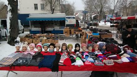 Schick! Wollmützensortiment auf dem Marktplatz von Adlershof.