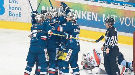Berlin oben, Mannheim unten. Das 1:1 durch Darin Olver ist gefallen und plötzlich sind die Eisbären besser. 