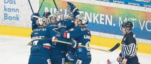 Berlin oben, Mannheim unten. Das 1:1 durch Darin Olver ist gefallen und plötzlich sind die Eisbären besser. 