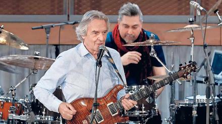Offenbarung am Schlagzeug. John McLaughlin und Drummer Ranjit Barot erheben den Jazzrock zur Kunstform. 