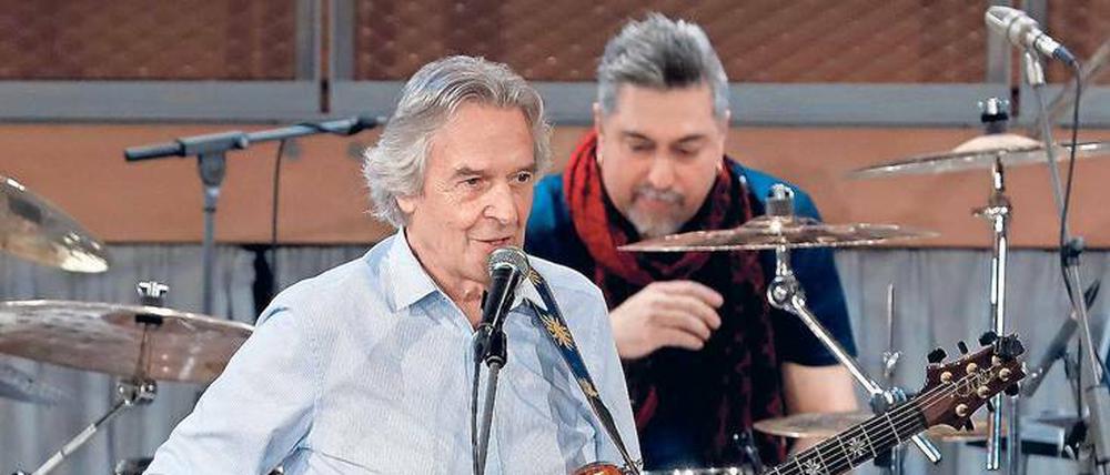 Offenbarung am Schlagzeug. John McLaughlin und Drummer Ranjit Barot erheben den Jazzrock zur Kunstform. 