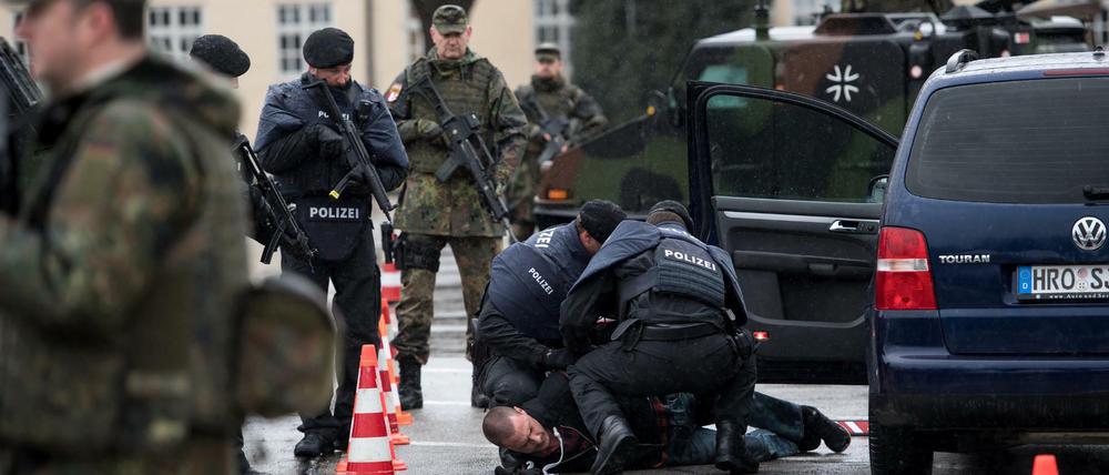 Gemeinsam geübt. Polizisten und Bundeswehrsoldaten während der gemeinsamen Anti-Terror-Übung "Getex".