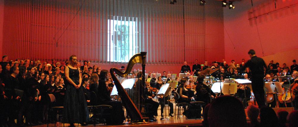 Die vokalen Massen. Über 180 Musiker wirken an diesem Abend mit. Links gibt Sängerin Bettina Ranch die durch die Oktaven orgelnde Armida.