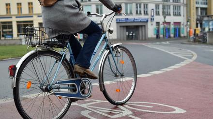 Ein Fahrradfahrer am Kreuzberger Moritzplatz. Der wurde schon für den Radverkehr ertüchtigt.