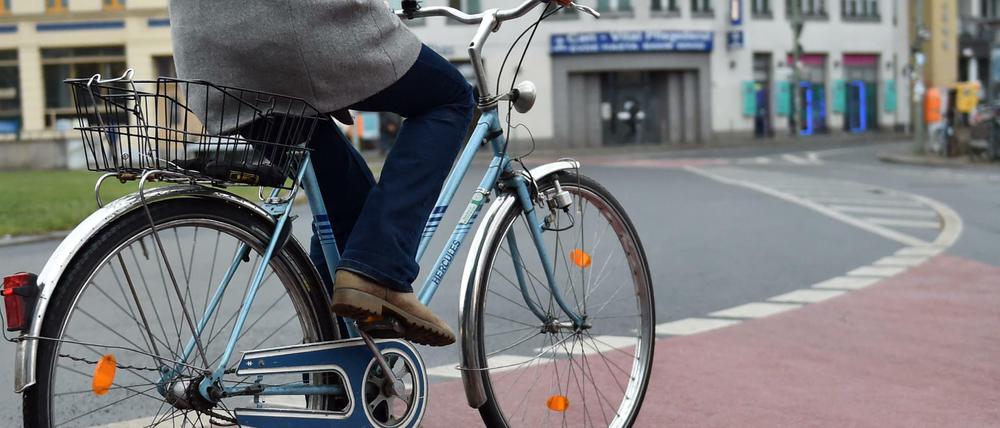 Ein Fahrradfahrer am Kreuzberger Moritzplatz. Der wurde schon für den Radverkehr ertüchtigt.