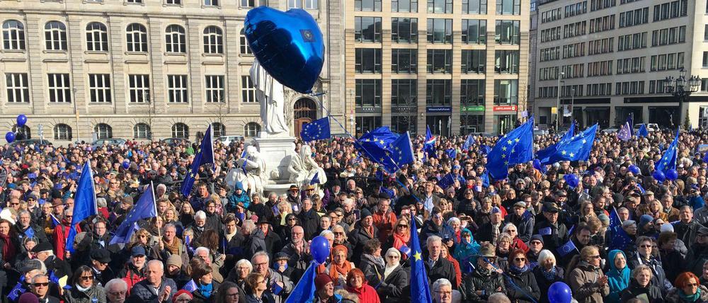 Ein Herz für Europa. 5500 Menschen demonstrieren am Sonntag auf dem Gendarmenmarkt für die EU.