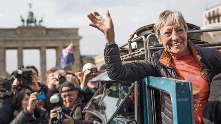 Heidi Hetzer kam am Sonntag, den 12. März, nach ihrer Weltreise im Oldtimer in Berlin an, nach rund zwei Jahren und sieben Monaten am Steuer. 