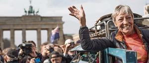 Heidi Hetzer kam am Sonntag, den 12. März, nach ihrer Weltreise im Oldtimer in Berlin an, nach rund zwei Jahren und sieben Monaten am Steuer.