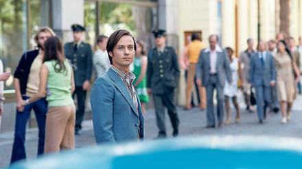 Der Berliner Ku’damm – in einer Prager Fußgängerzone. Die deutsch-deutsche ZDF-Serie „Der gleiche Himmel“ (mit Tom Schilling) läuft bald im ZDF. Und bei Netflix.