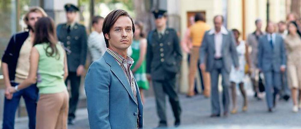 Der Berliner Ku’damm – in einer Prager Fußgängerzone. Die deutsch-deutsche ZDF-Serie „Der gleiche Himmel“ (mit Tom Schilling) läuft bald im ZDF. Und bei Netflix.