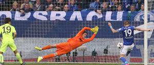 Der Anfang vom Ende für Marwin Hitz und den FC Augsburg: Guido Burgstaller erzielt das frühe 1:0 für Schalke 04.