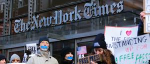 In New York demonstrieren Menschen vor dem Gebäude der "New York Times" für eine freie Presse. 