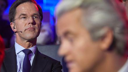 Der niederländische Ministerpräsident Mark Rutte (links) und sein Kontrahent Geert Wilders am Montag beim TV-Duell.