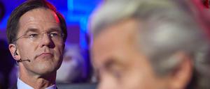 Der niederländische Ministerpräsident Mark Rutte (links) und sein Kontrahent Geert Wilders am Montag beim TV-Duell.
