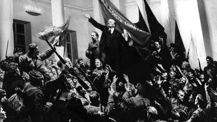 Zeitgenössische Zeichnung von Wladimir Iljitsch Lenin, der als Führer der Oktoberrevolution 1917 zu Soldaten und Bürgern spricht.