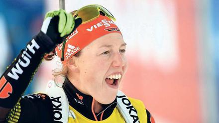 Ich bin durch. Laura Dahlmeier jubelt beim Zieleinlauf.