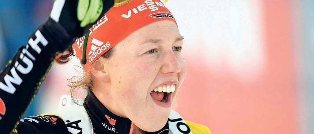 Ich bin durch. Laura Dahlmeier jubelt beim Zieleinlauf.