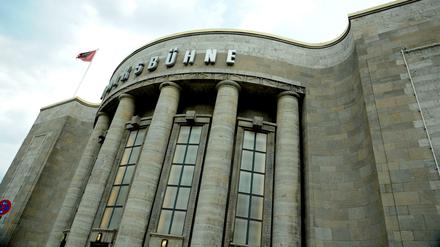 Trotz trutziger Fassade. Kulturarbeit mit Geflüchteten heißt auch, sie zu Besuchen in den Theater der Stadt durch freie Tickets zu animieren und etwa hinter die Front der Volksbühne Theater am Rosa-Luxemburg-Platz zu schauen. 