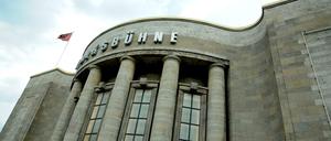 Trotz trutziger Fassade. Kulturarbeit mit Geflüchteten heißt auch, sie zu Besuchen in den Theater der Stadt durch freie Tickets zu animieren und etwa hinter die Front der Volksbühne Theater am Rosa-Luxemburg-Platz zu schauen. 